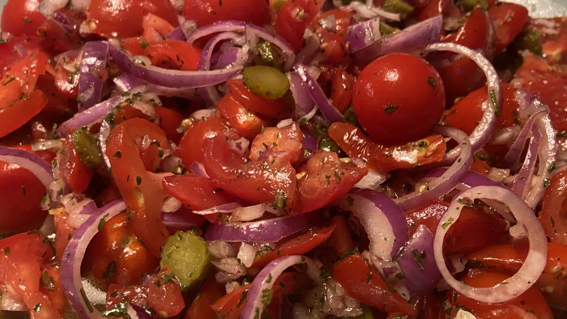 Tomatensalat Rezept mit Cornichons - ausgefallene Beilage oder Partysalat