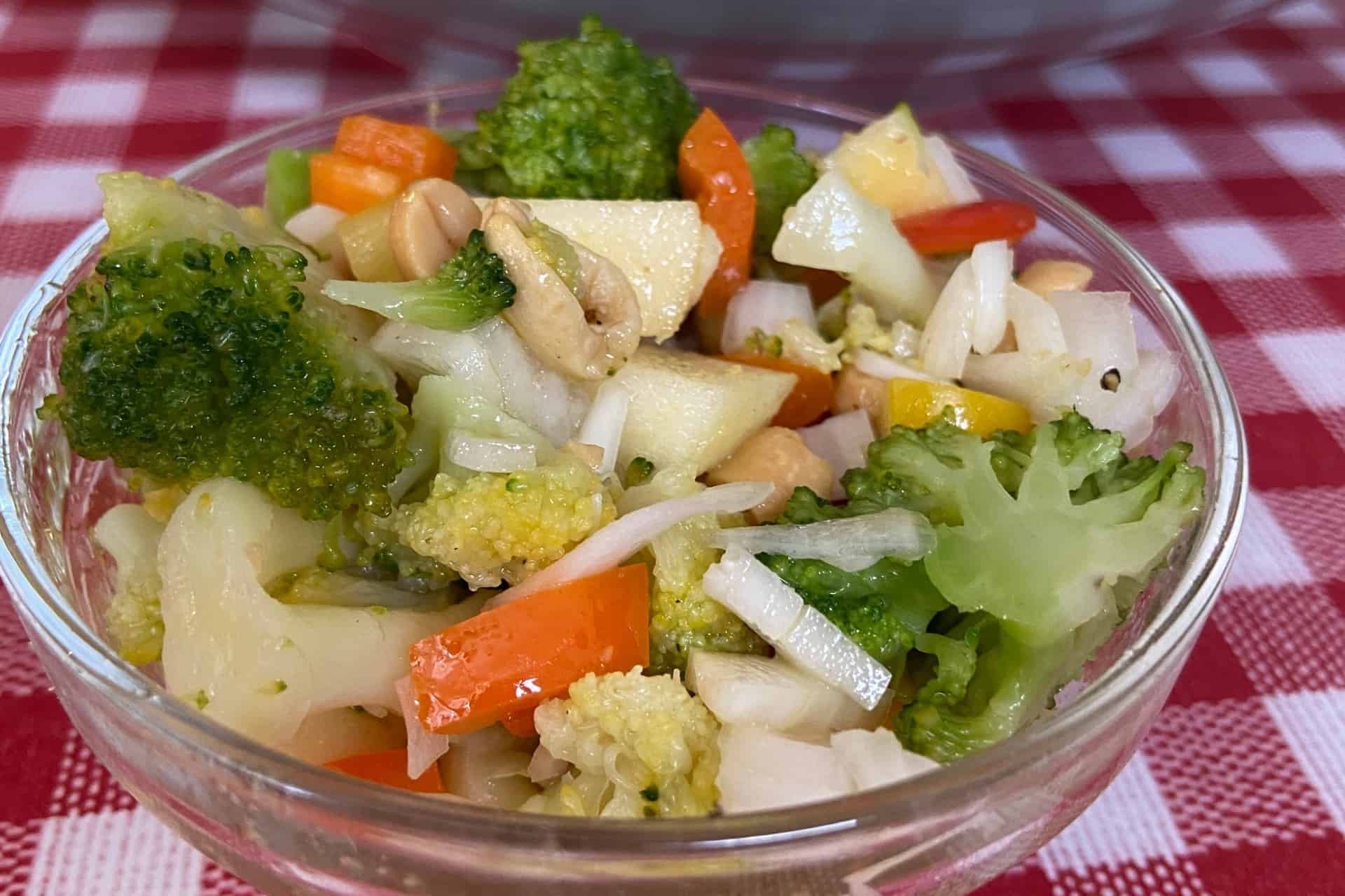 Rezept Brokkoli-Apfel-Salat mit Paprika und Nüssen für die Grillparty