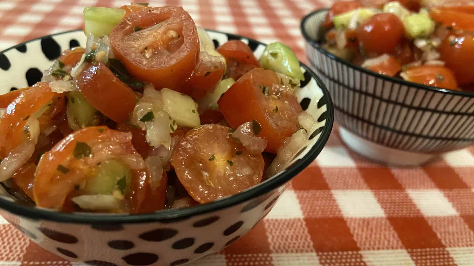 Rezept Cherry-Tomatensalat mit Kirschtomaten und Gurke als Vorspeise ...
