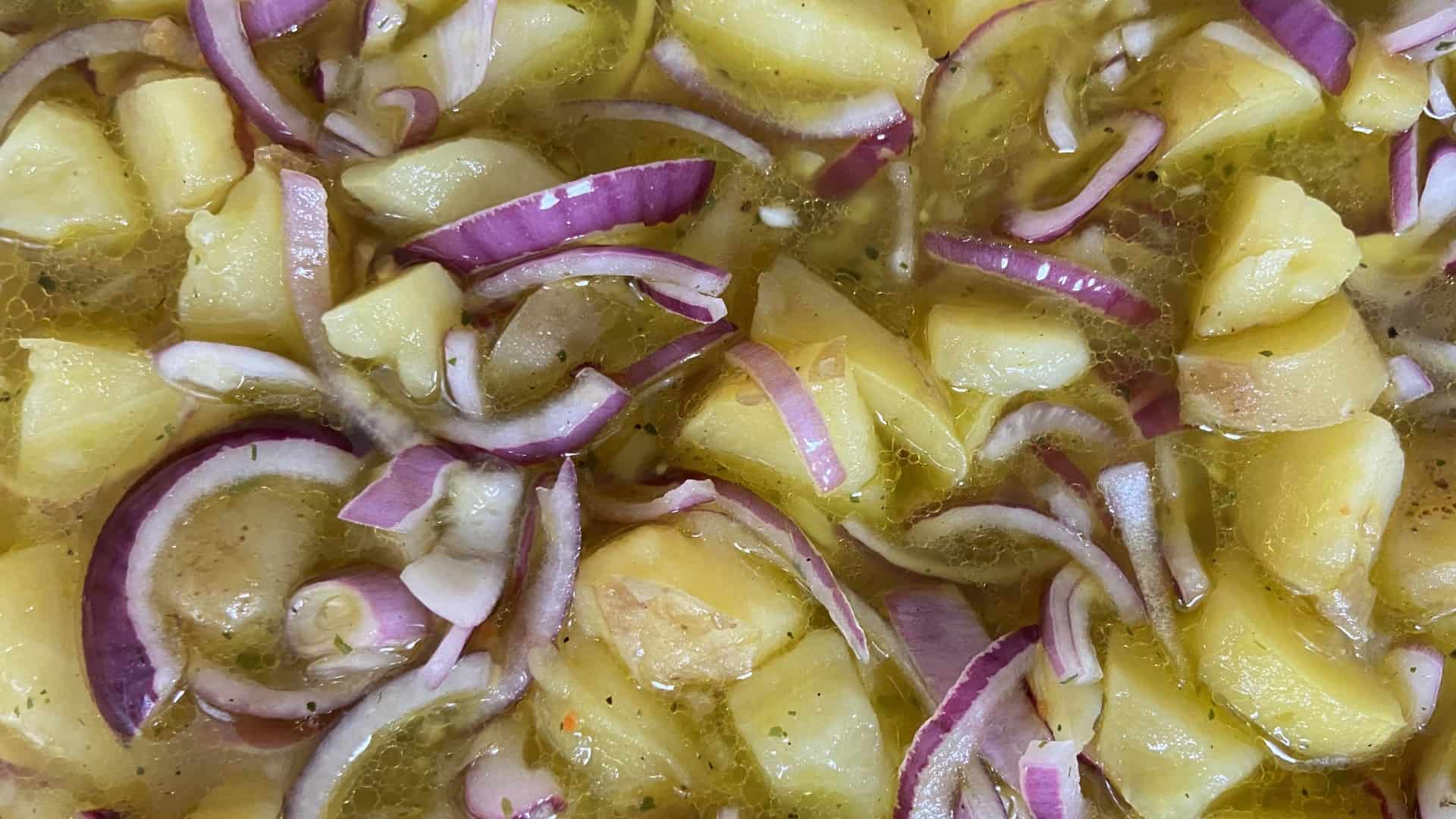 Rezept Rheinischer Kartoffelsalat klasssisch mit Brühe, Essig und Öl ...