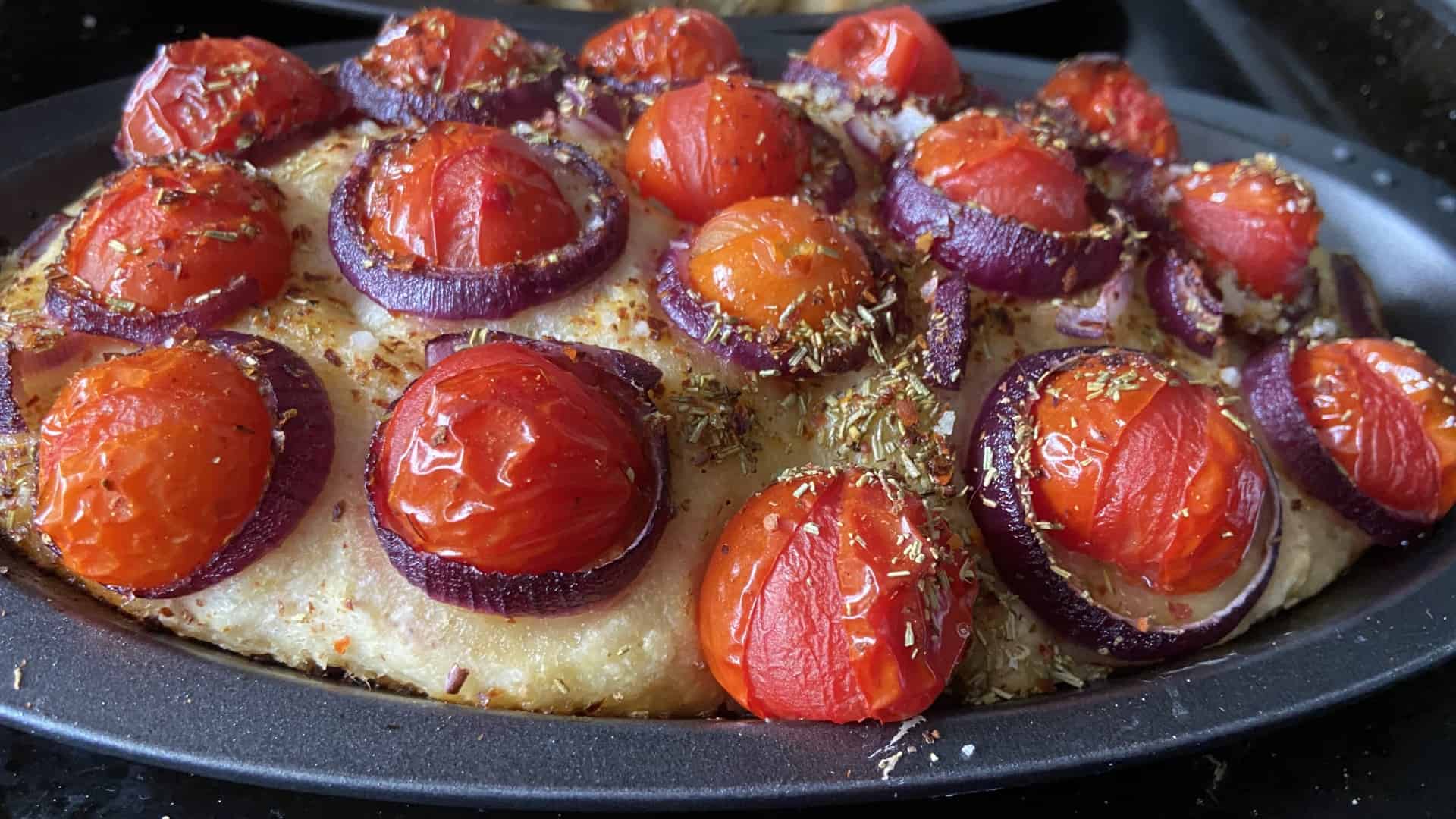 Tomaten-Focaccia Rezept mit Tomaten und Zwiebeln für die Sommer Grillparty
