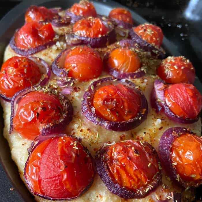 Tomaten-Focaccia Rezept mit Tomaten und Zwiebeln für die Sommer Grillparty