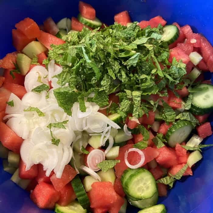 Rezept sommerlicher Salat mit Wassermelone, Minze und Gurke für die ...